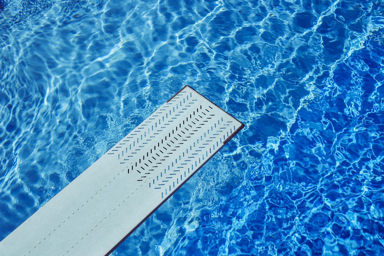 Swimming pool with chlorine.