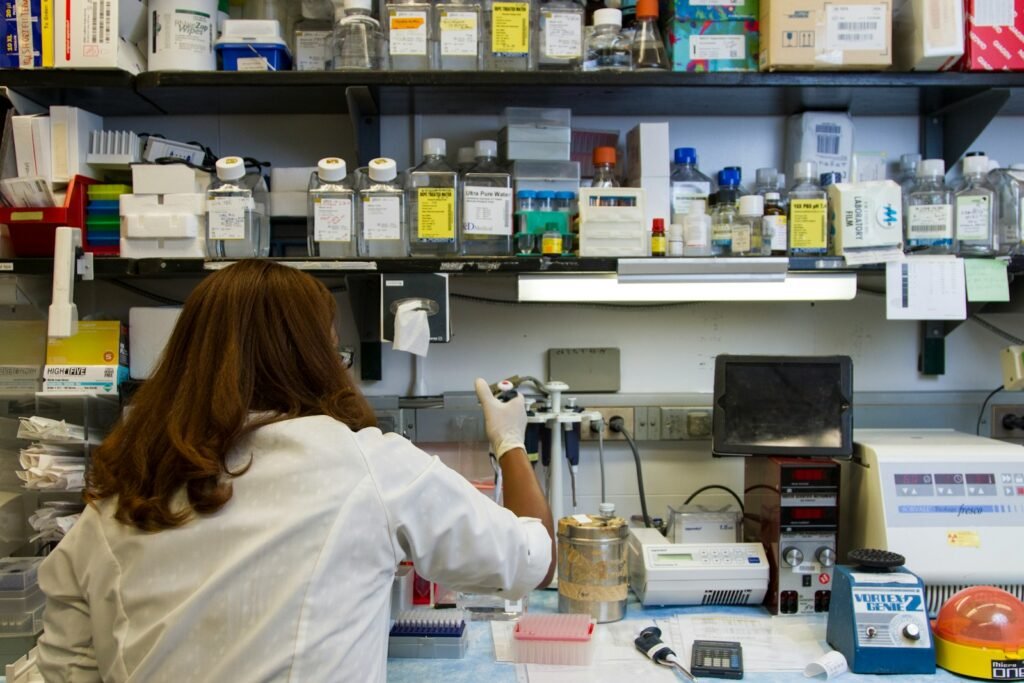 Woman scientist performing DNA analysis in a laboratory.