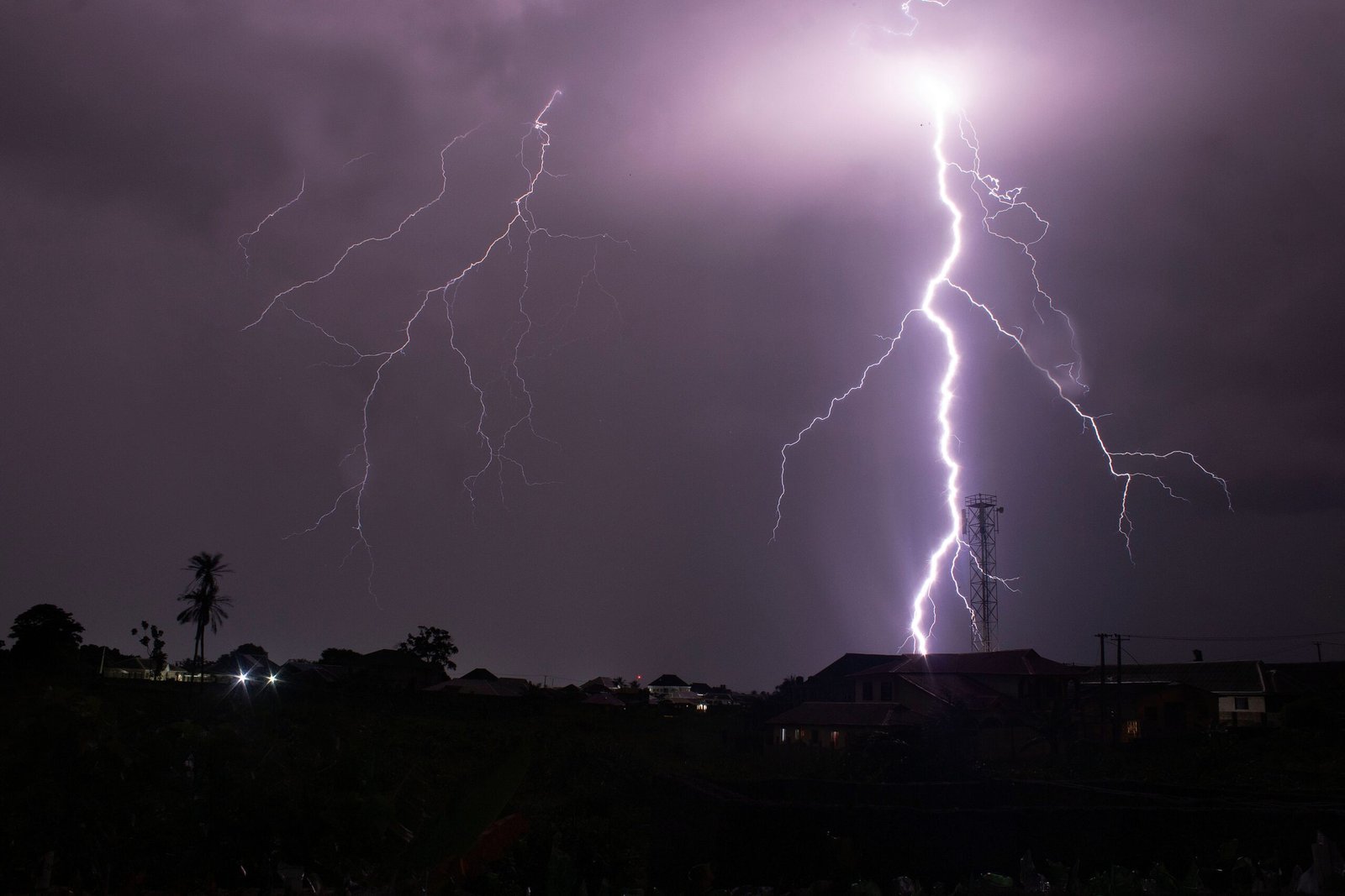 Simulating Lightning Strikes: A Bolt from the Blue (image credits: wikimedia)