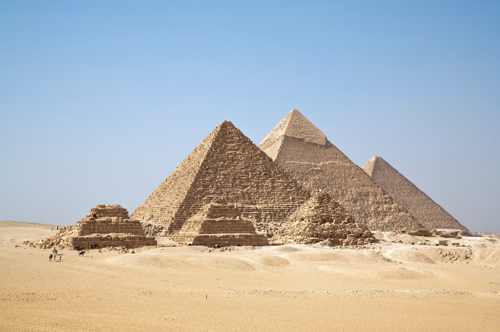 The Great Pyramids of Giza: Engineering Marvels (image credits: wikimedia)