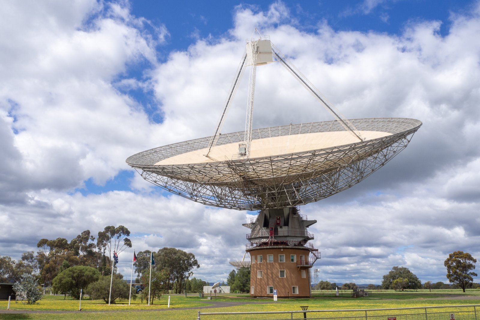 Notable Discoveries from the Parks Radio Telescope (image credits: wikimedia)
