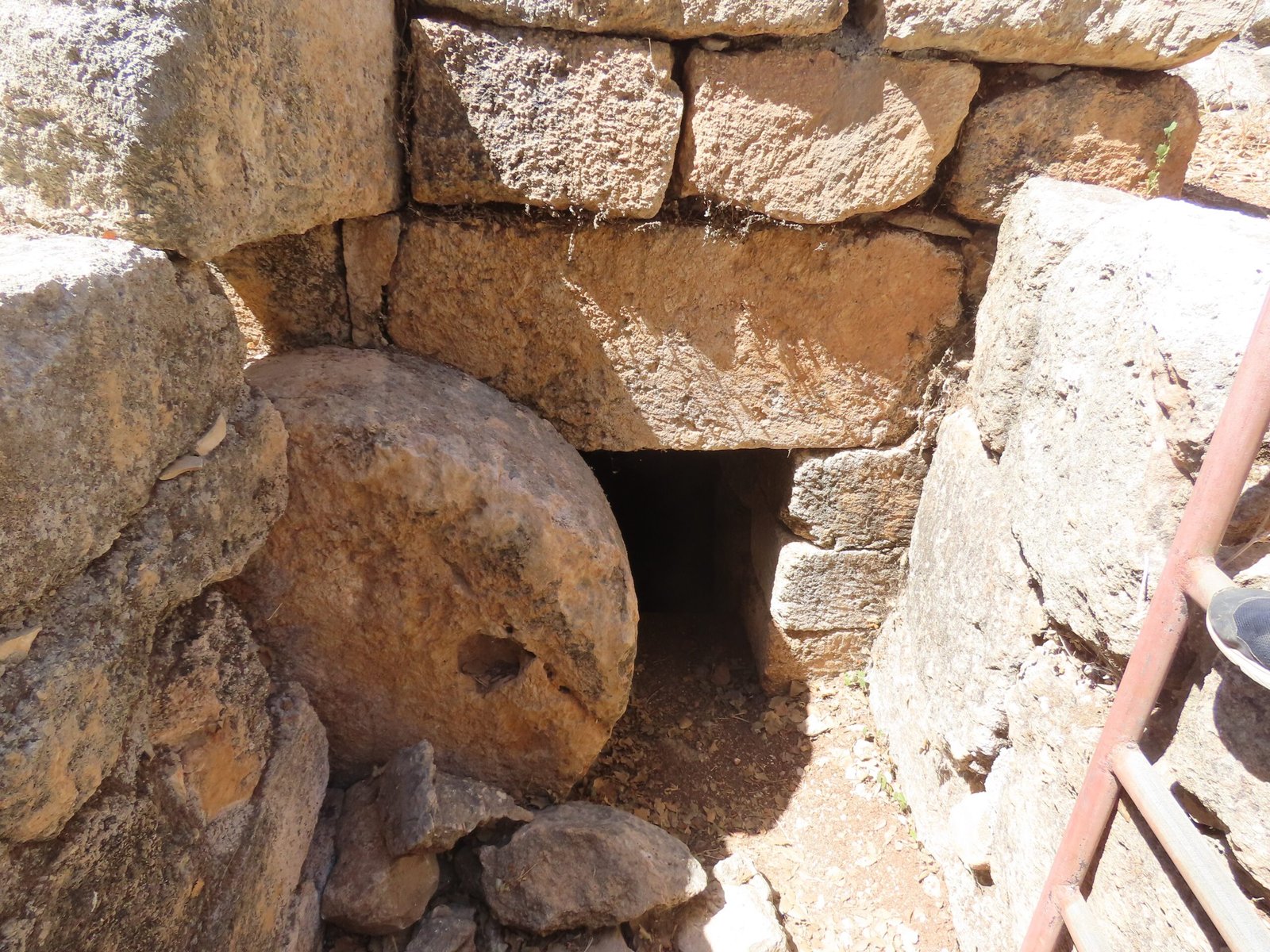 The Enduring Mysteries of Ancient Burials (image credits: wikimedia)