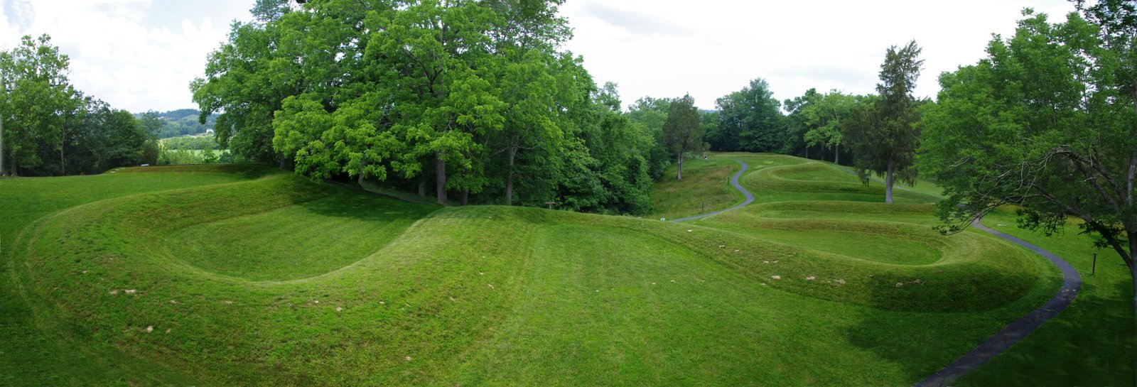 The Great Serpent Mound: An Iconic Earthwork (image credits: wikimedia)