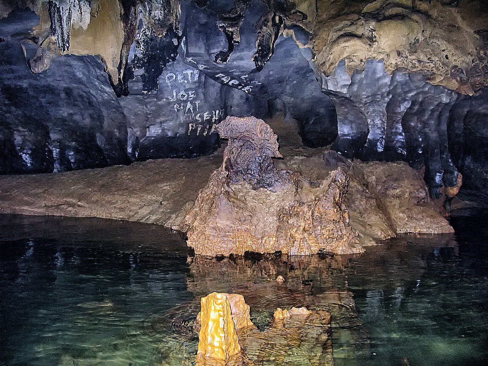 Reflecting on Nature's Wonders (image credits: wikimedia)