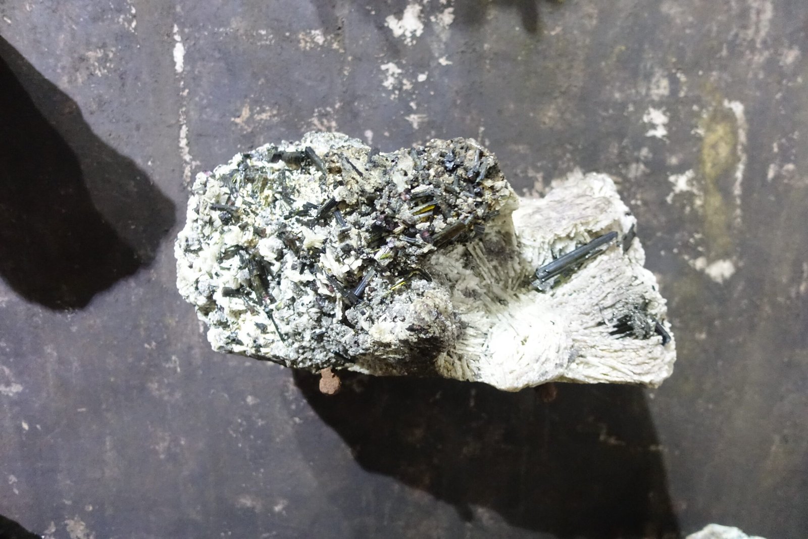 Geological Clues: The Role of Minerals (image credits: wikimedia)