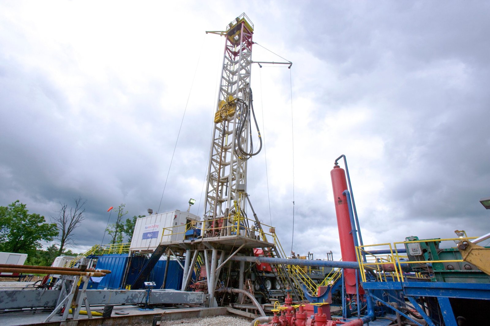 Real-World Examples: Pioneering Projects (image credits: wikimedia)