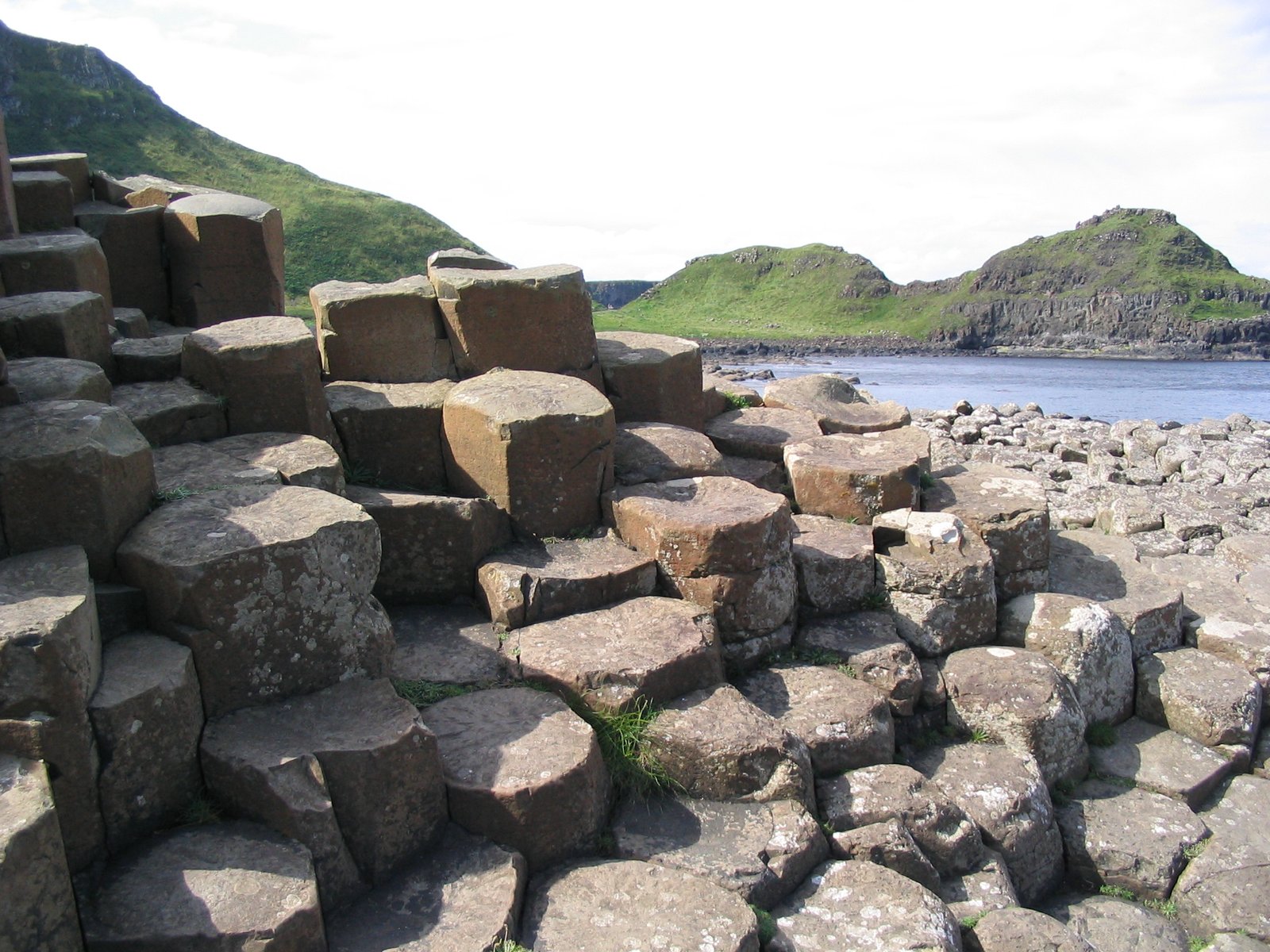 Giant’s Causeway: Ireland’s Interlocking Basalt Columns (image credits: wikimedia)