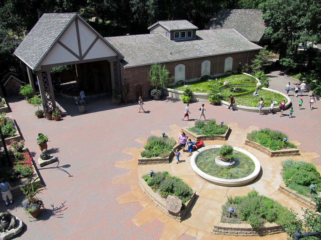 Omaha’s Henry Doorly Zoo: AI for Animal Welfare and Visitor Engagement (image credits: wikimedia)