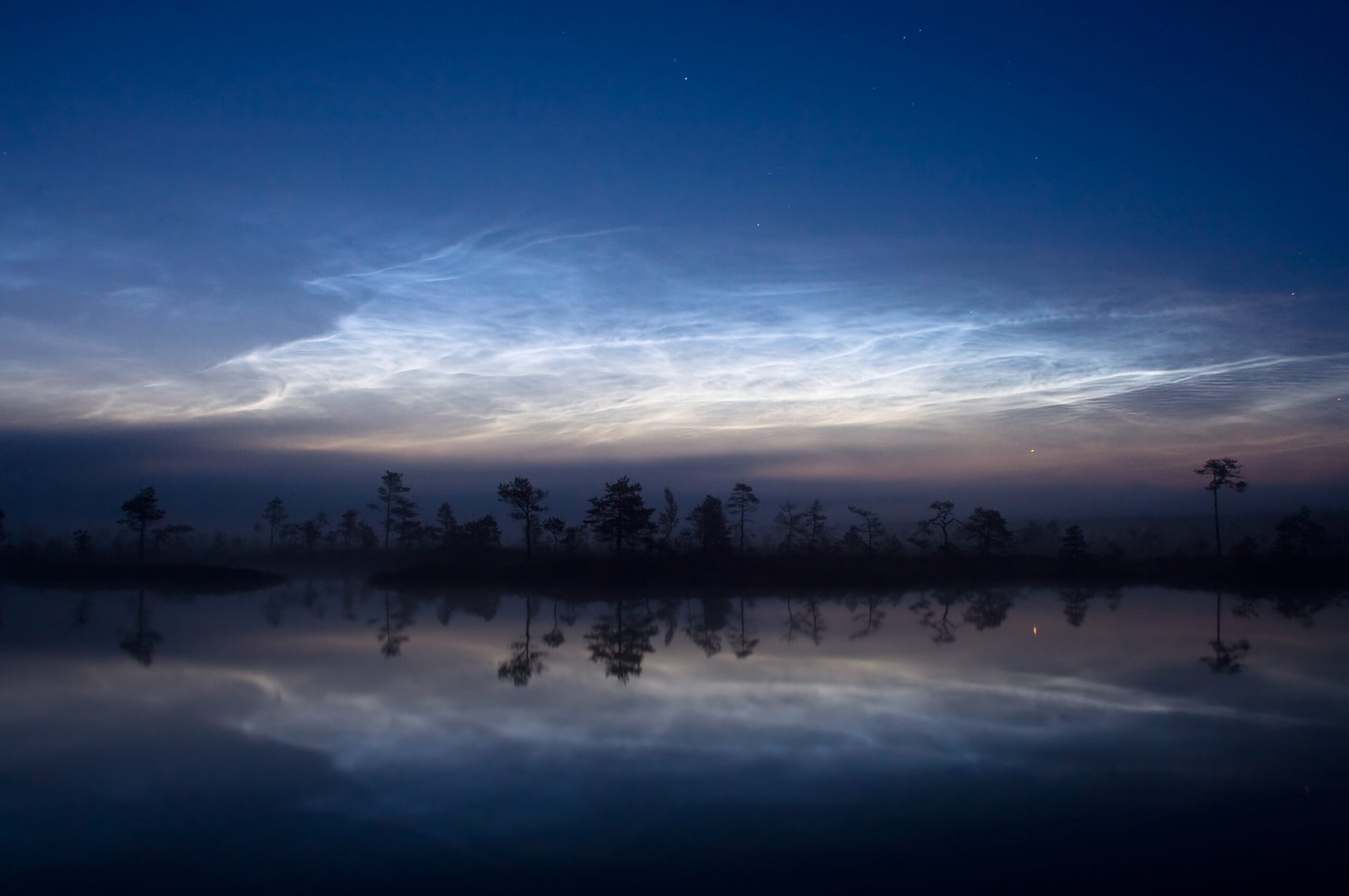 What Are Noctilucent Clouds? (image credits: wikimedia)