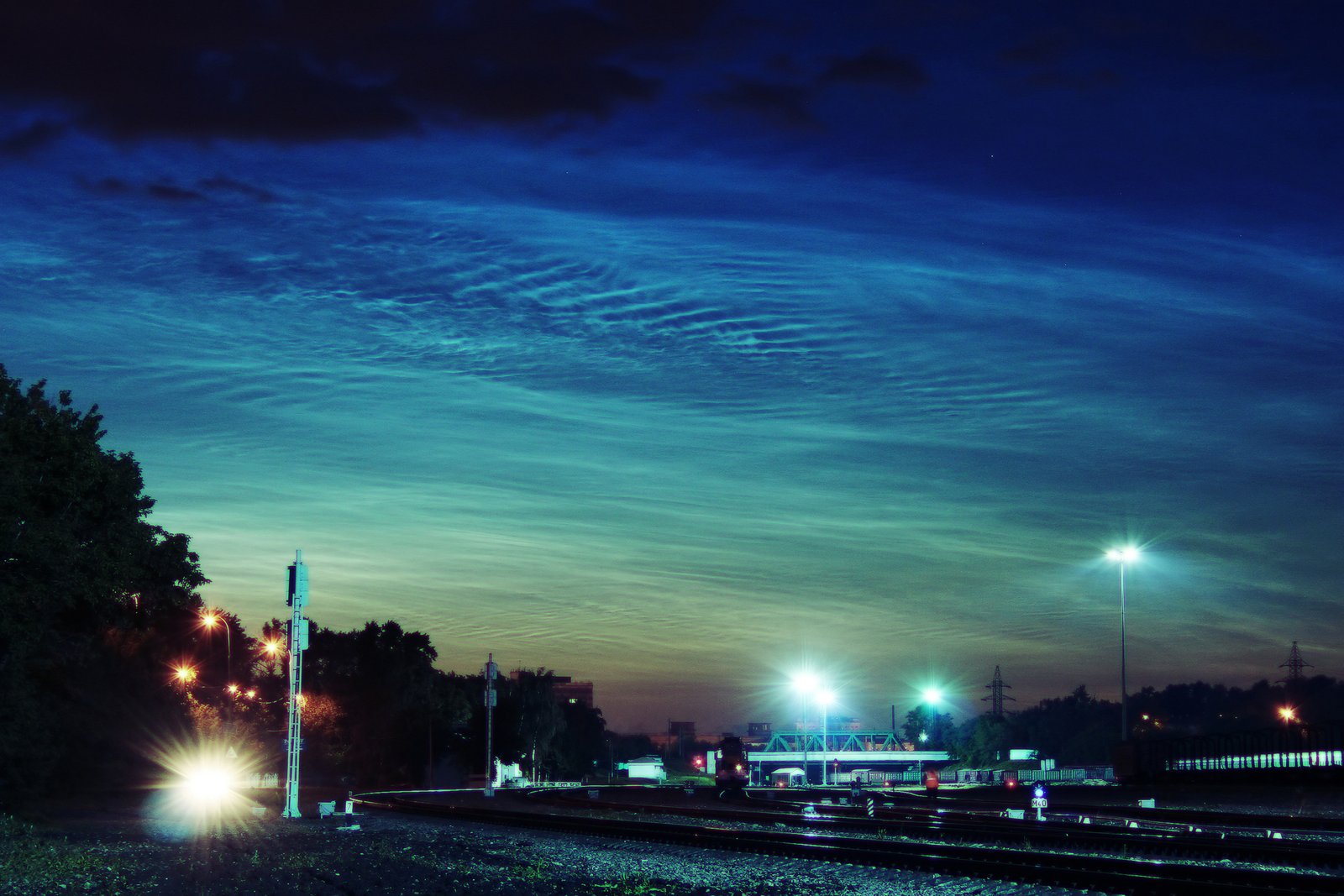 How Do Noctilucent Clouds Form? (image credits: wikimedia)