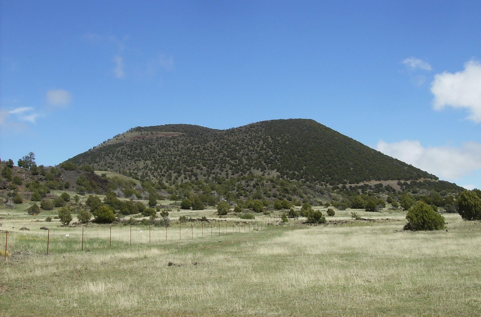 Capulin Volcano: A Perfect Cone in the Grasslands (image credits: wikimedia)
