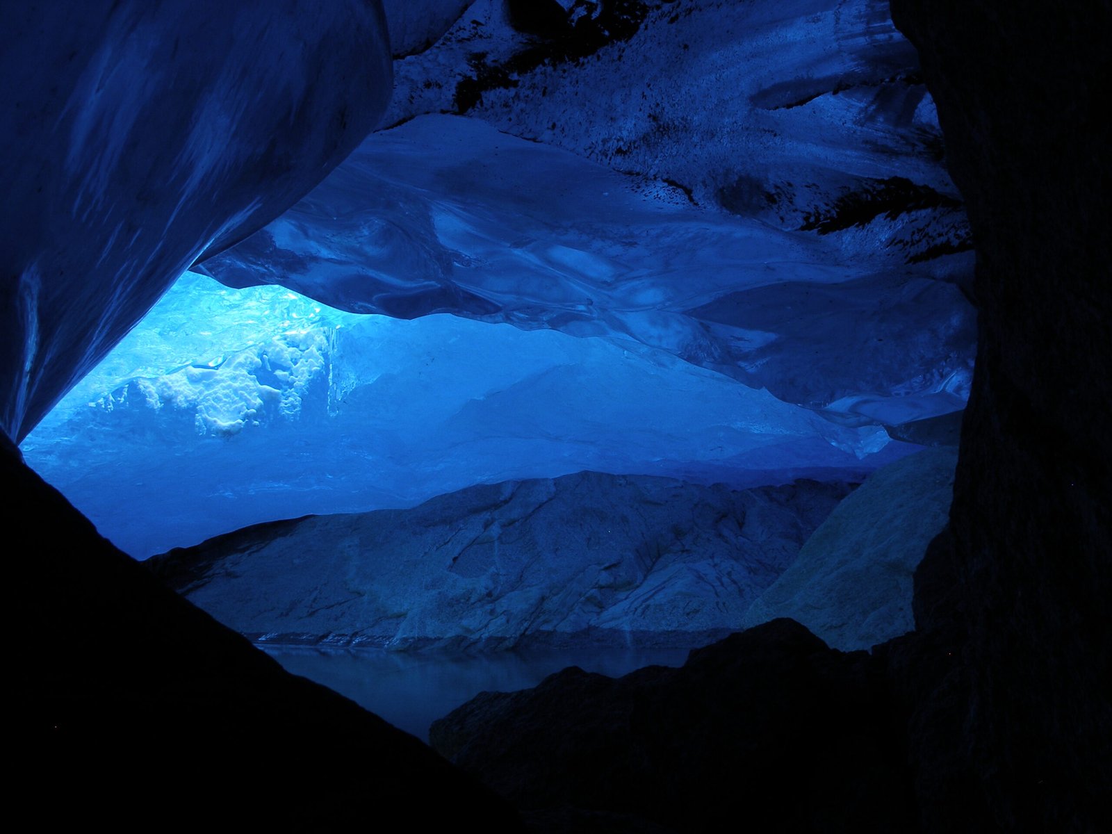 The Hidden World Beneath the Ice (image credits: wikimedia)