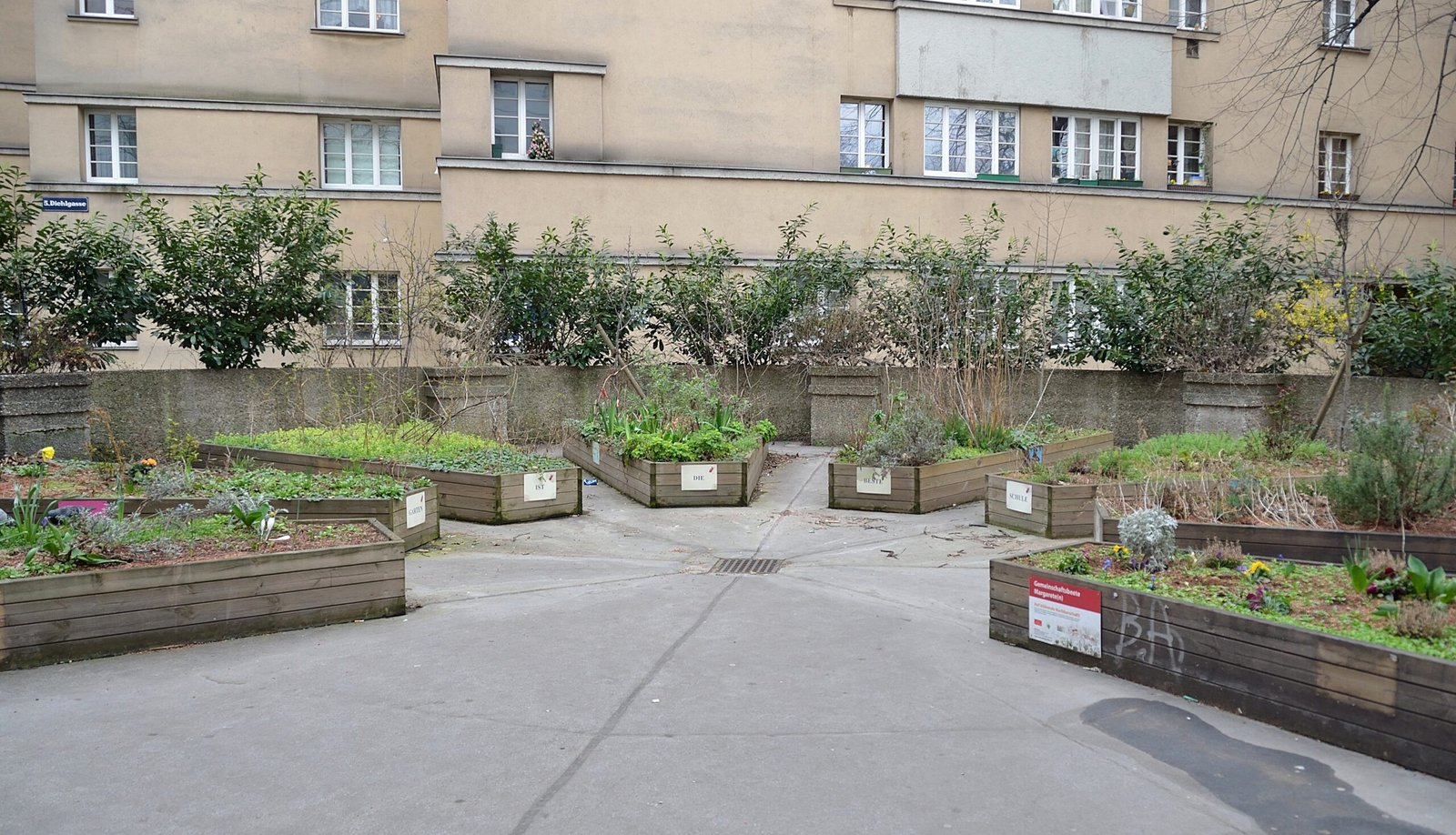 From Kampong to Condo: Urban Gardening Reimagined (image credits: wikimedia)