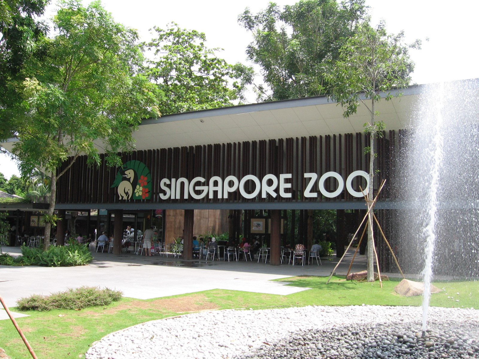 Singapore Zoo: The Open Concept Wonder (image credits: wikimedia)