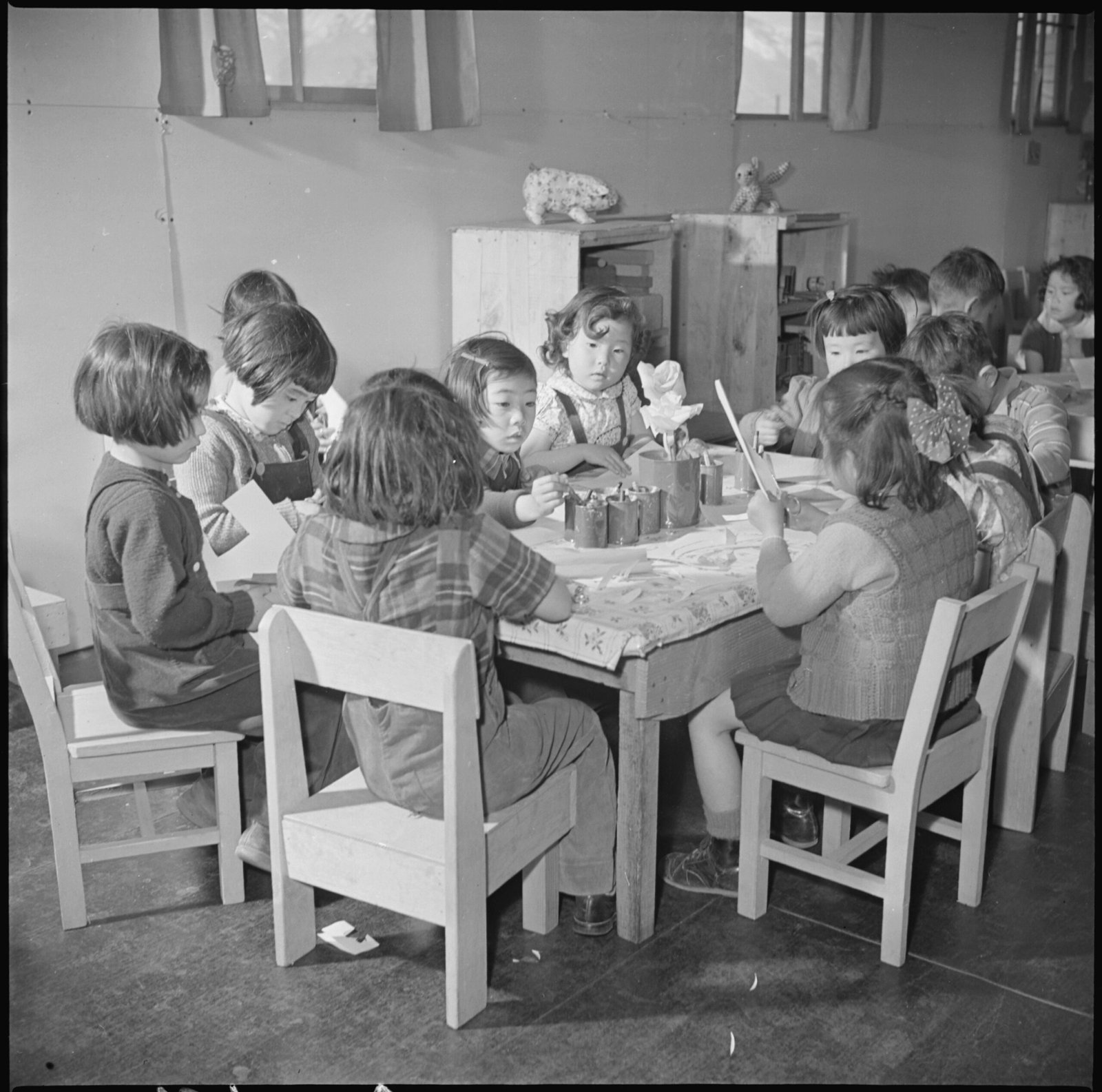 Youth in Manzanar: Growing Up Behind Fences (image credits: wikimedia)