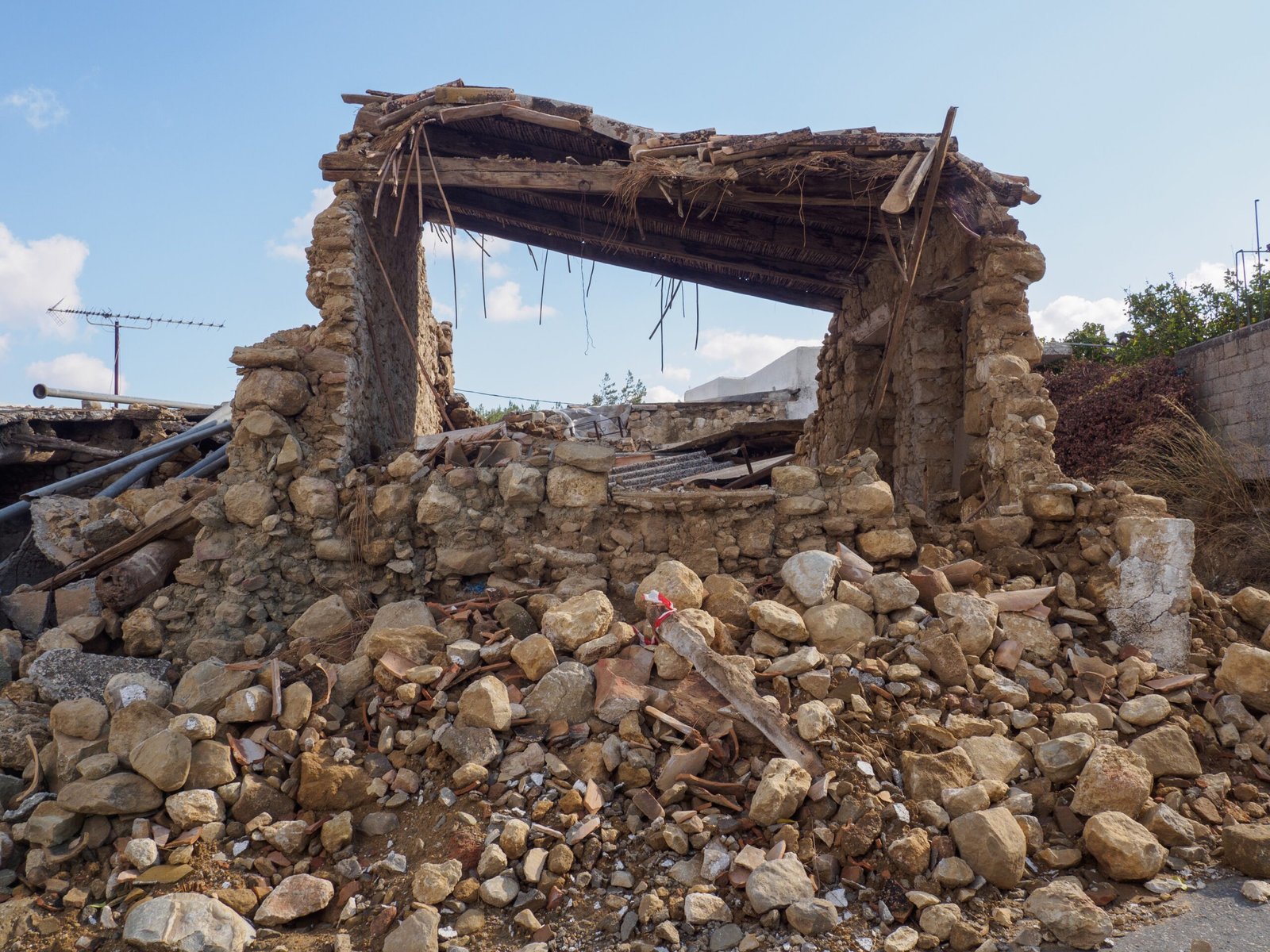 Earthquakes: The Unpredictable Sidekick (image credits: wikimedia)