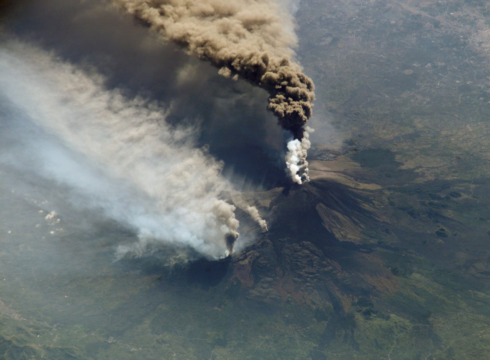 Iconic Volcanoes and Their Impact (image credits: wikimedia)