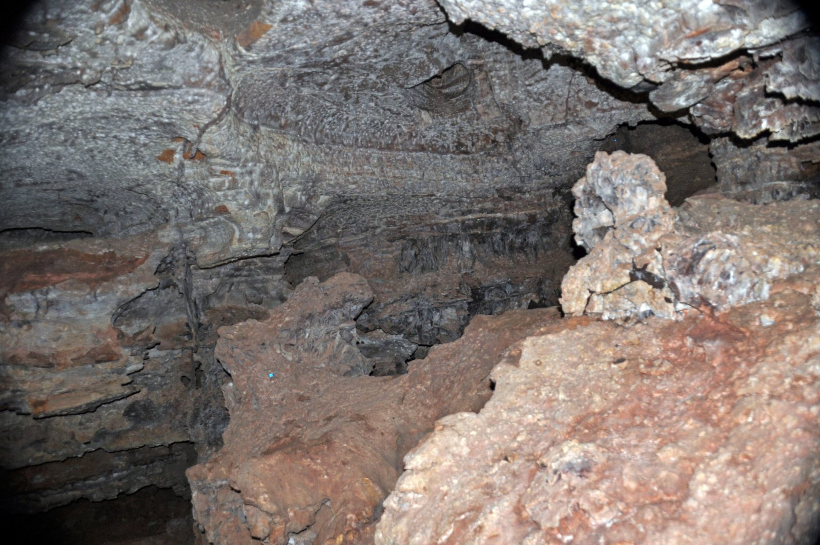 Unraveling the Maze: Record-Breaking Cave Passages (image credits: wikimedia)