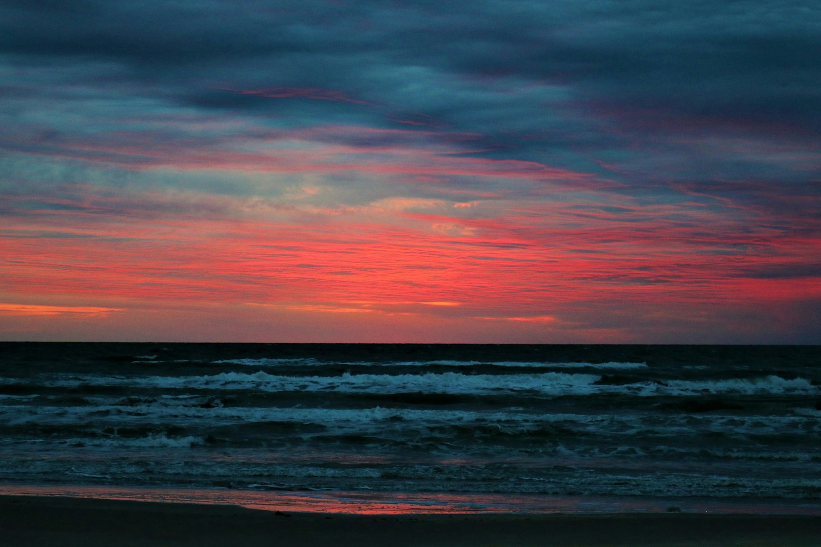 Clouds That Glow at Night: The Science of Noctilucent Clouds