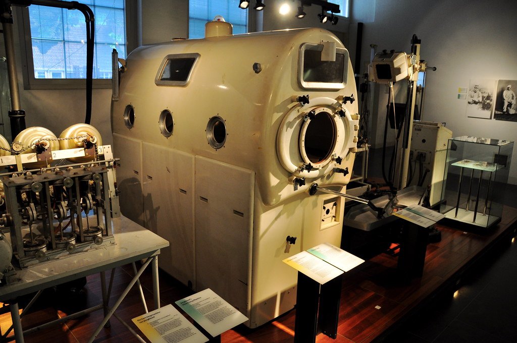 Museum Boerhaave – Iron Lung for polio patients.