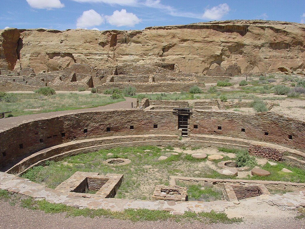 An image of the ruins of Chetro Ketl in Chaco Canyon (New Mexico, United States); shown is the complex's great kiva.