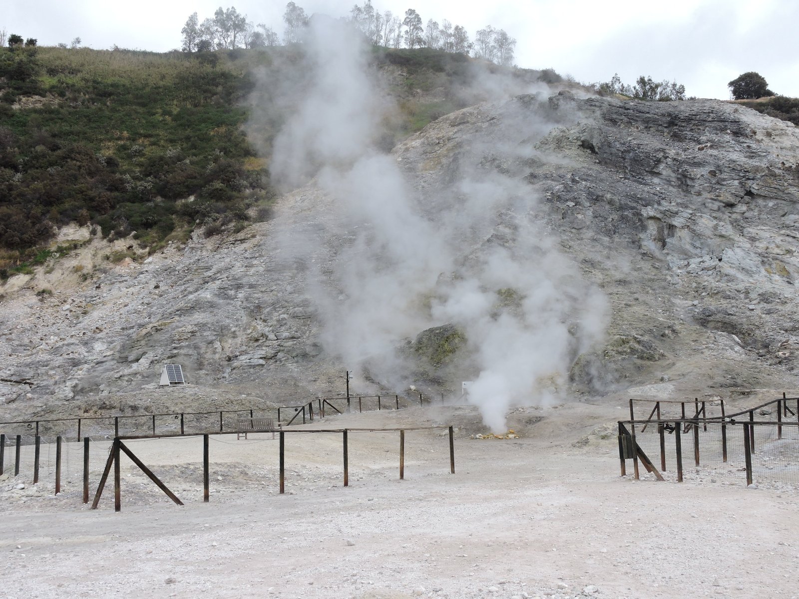 Unveiling the Campi Flegrei: A Supervolcano Hidden in Plain Sight (image credits: wikimedia)