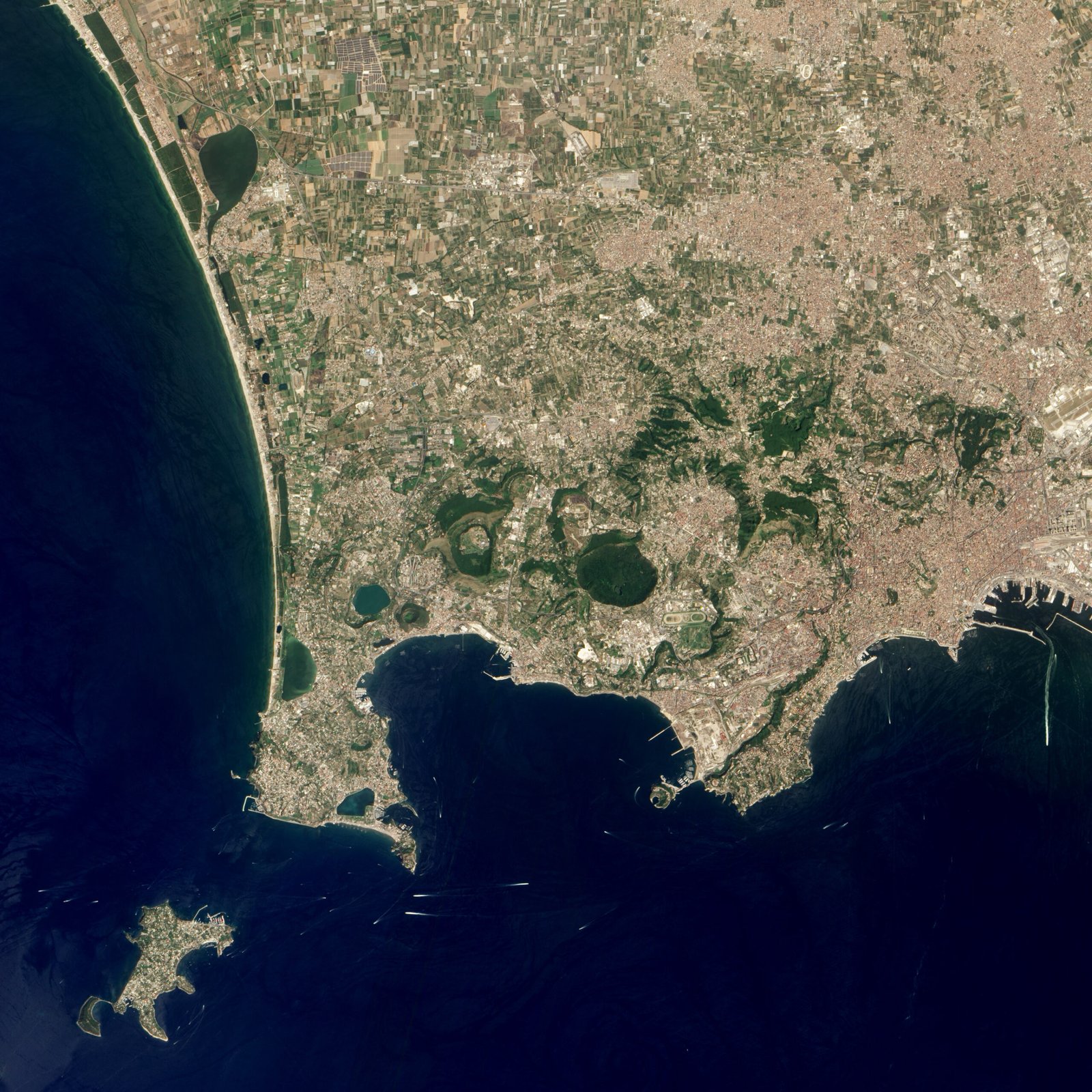 Comparing Giants: Why Campi Flegrei May Eclipse Vesuvius (image credits: wikimedia)