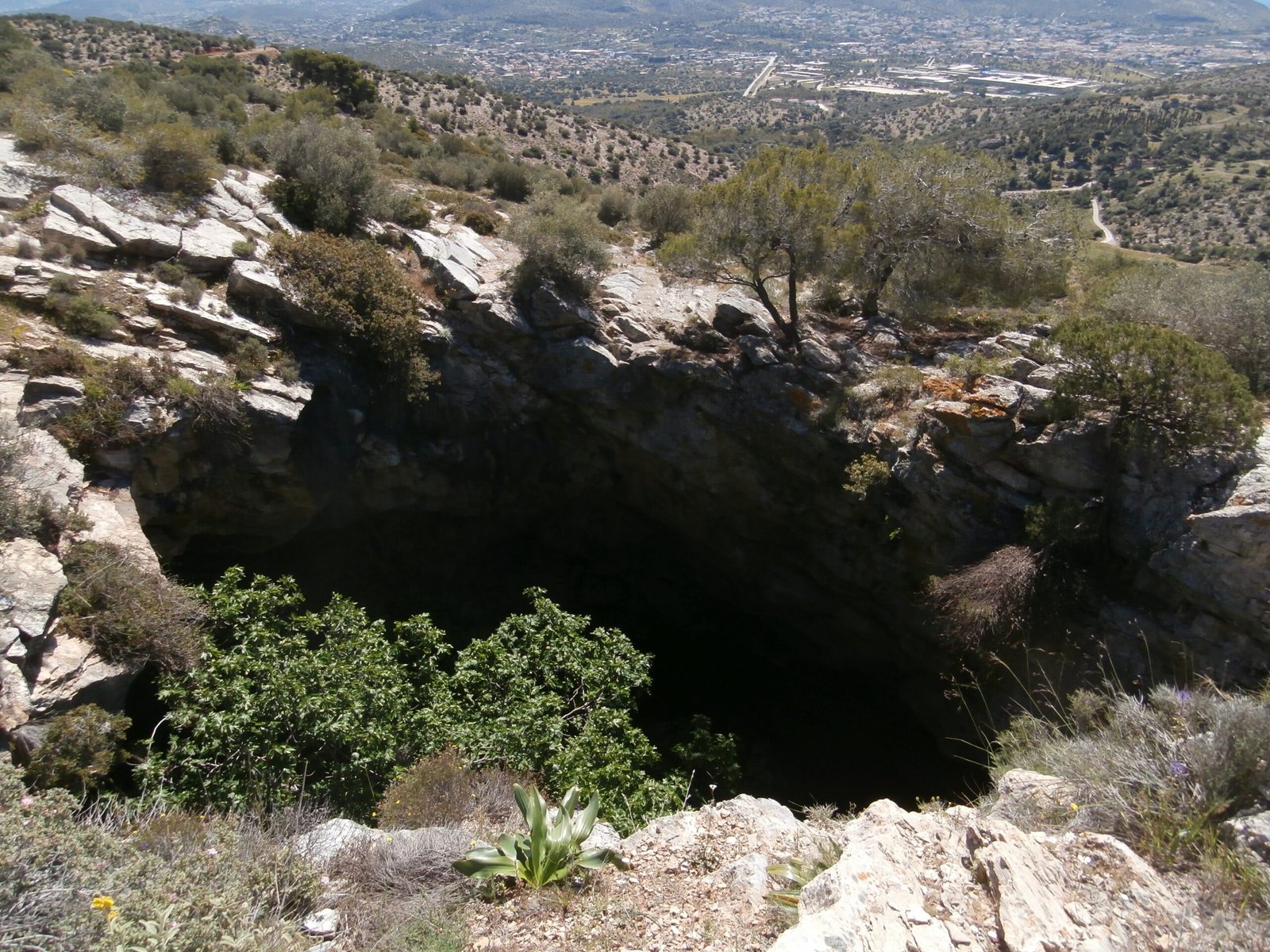 The Science of Sinkholes: How Do They Form? (image credits: wikimedia)