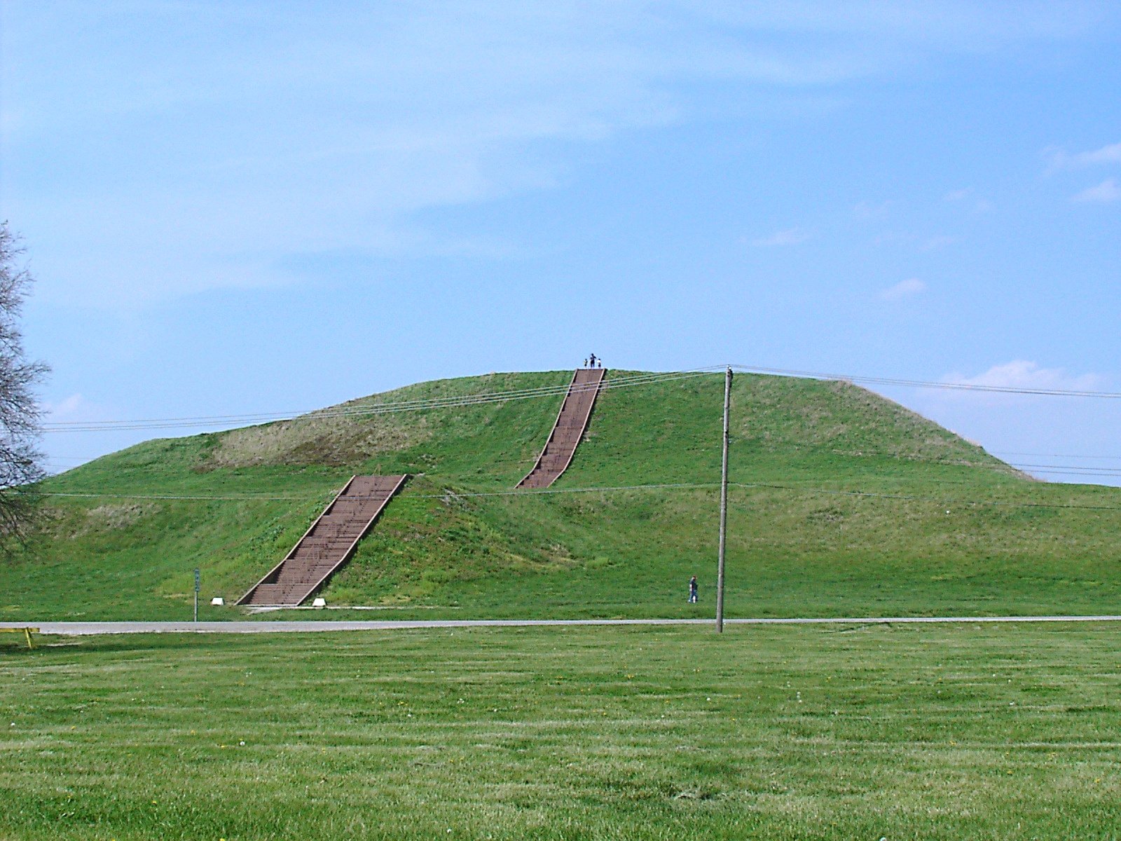 Monks Mound: The Monumental Heart of Cahokia (image credits: wikimedia)