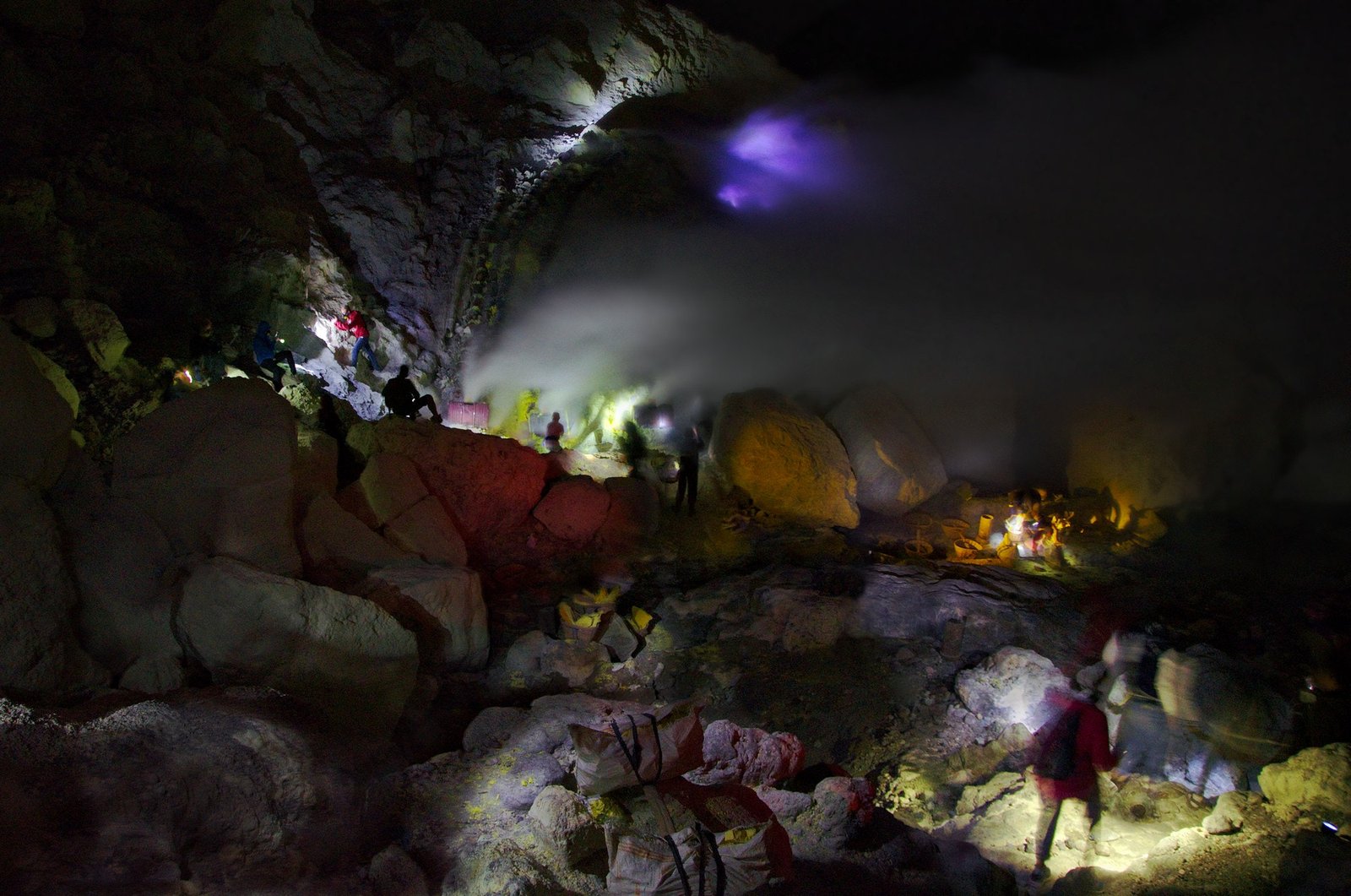 Nighttime Magic: When the Flames Are Visible (image credits: wikimedia)