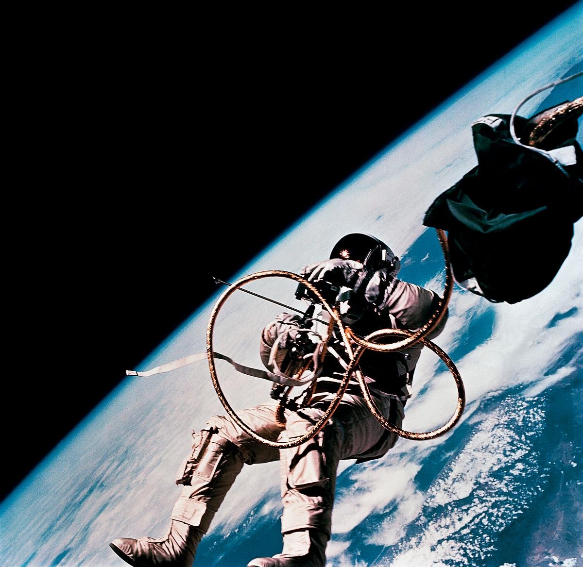 Science Fiction vs. Reality: The Pop Culture Perspective (image credits: rawpixel)