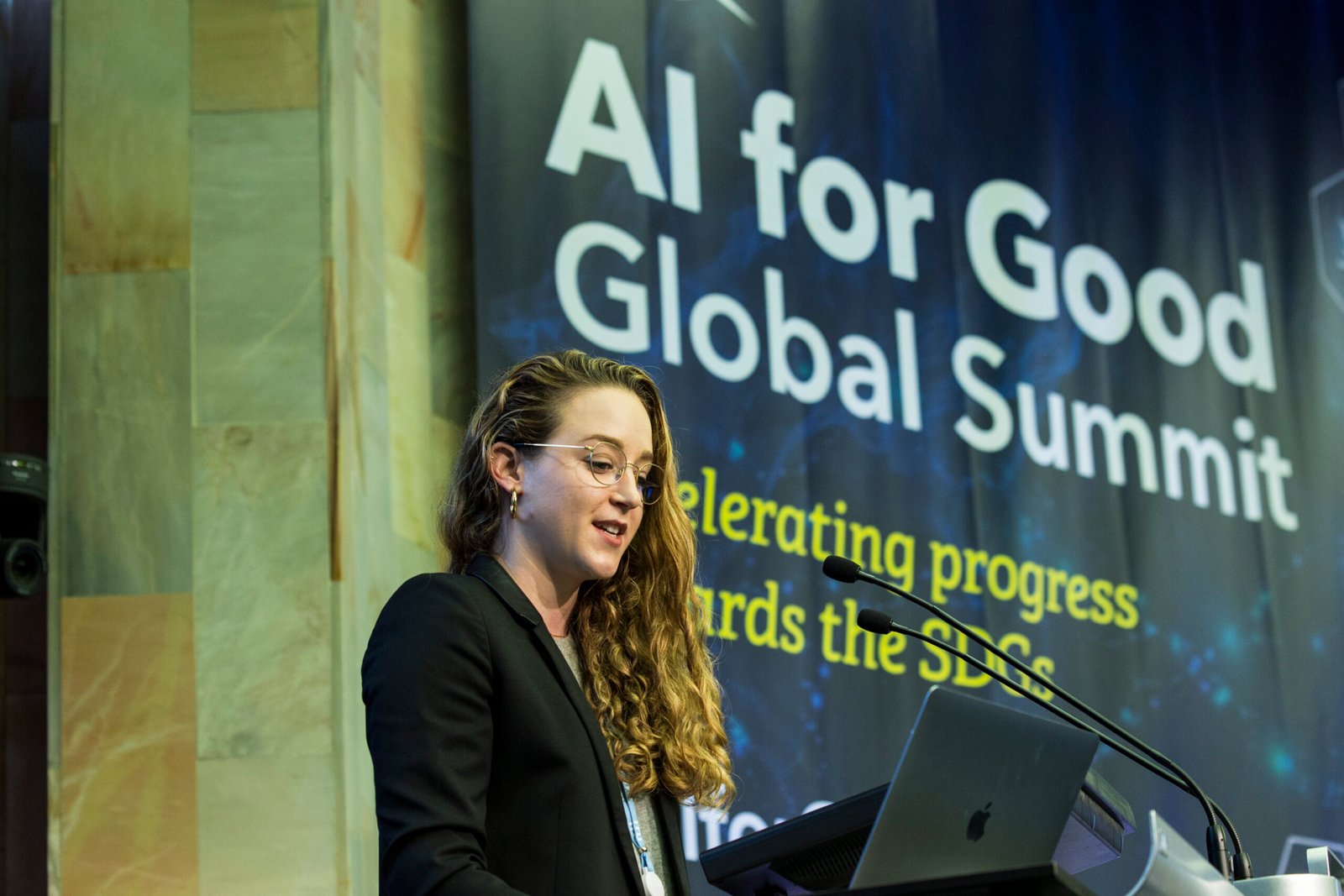 Machines as Collaborators: Humans and AI Working Together (image credits: wikimedia)