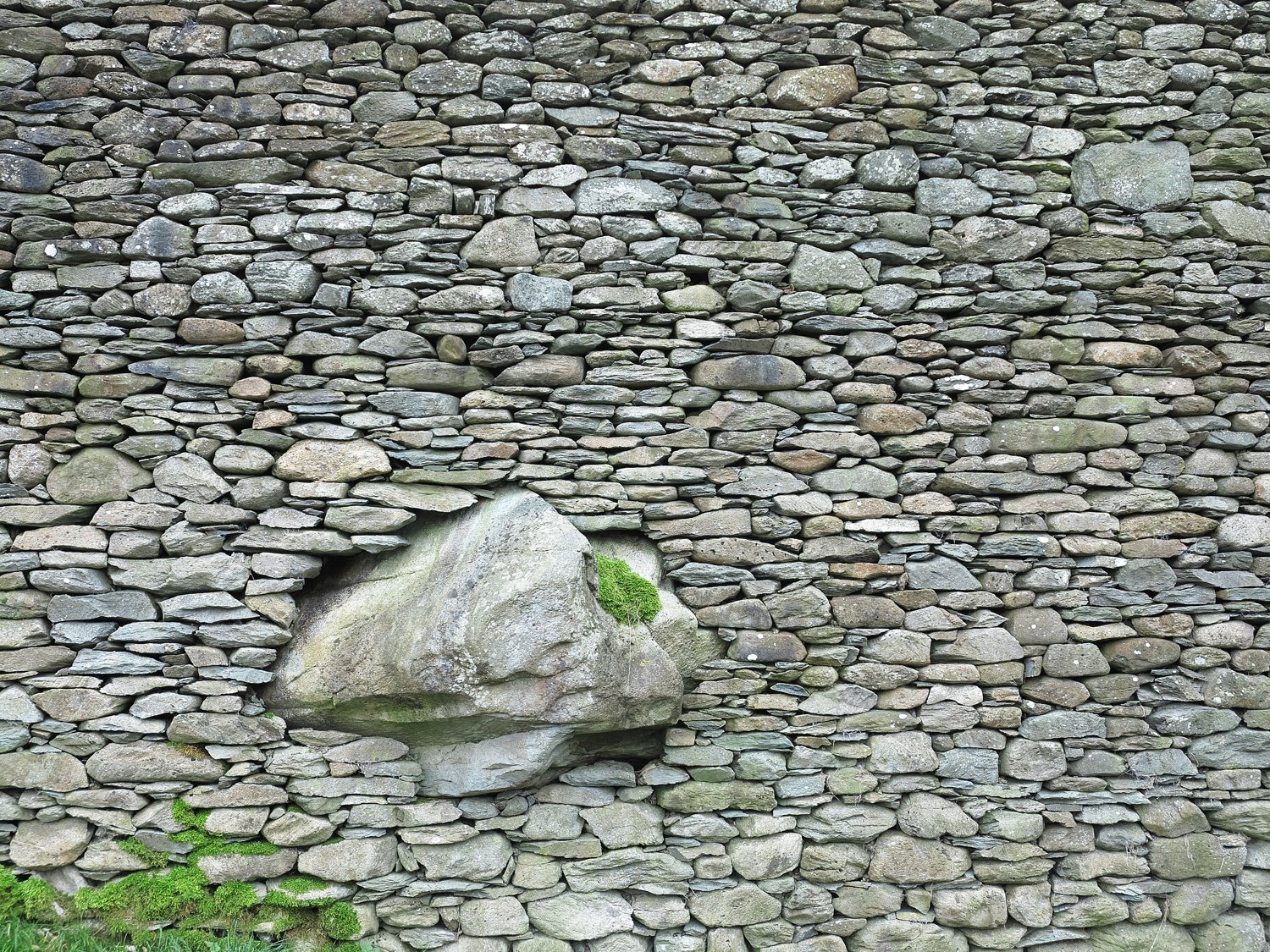 Natural Defenses: Stone Walls Standing Against the Elements (image credits: wikimedia)