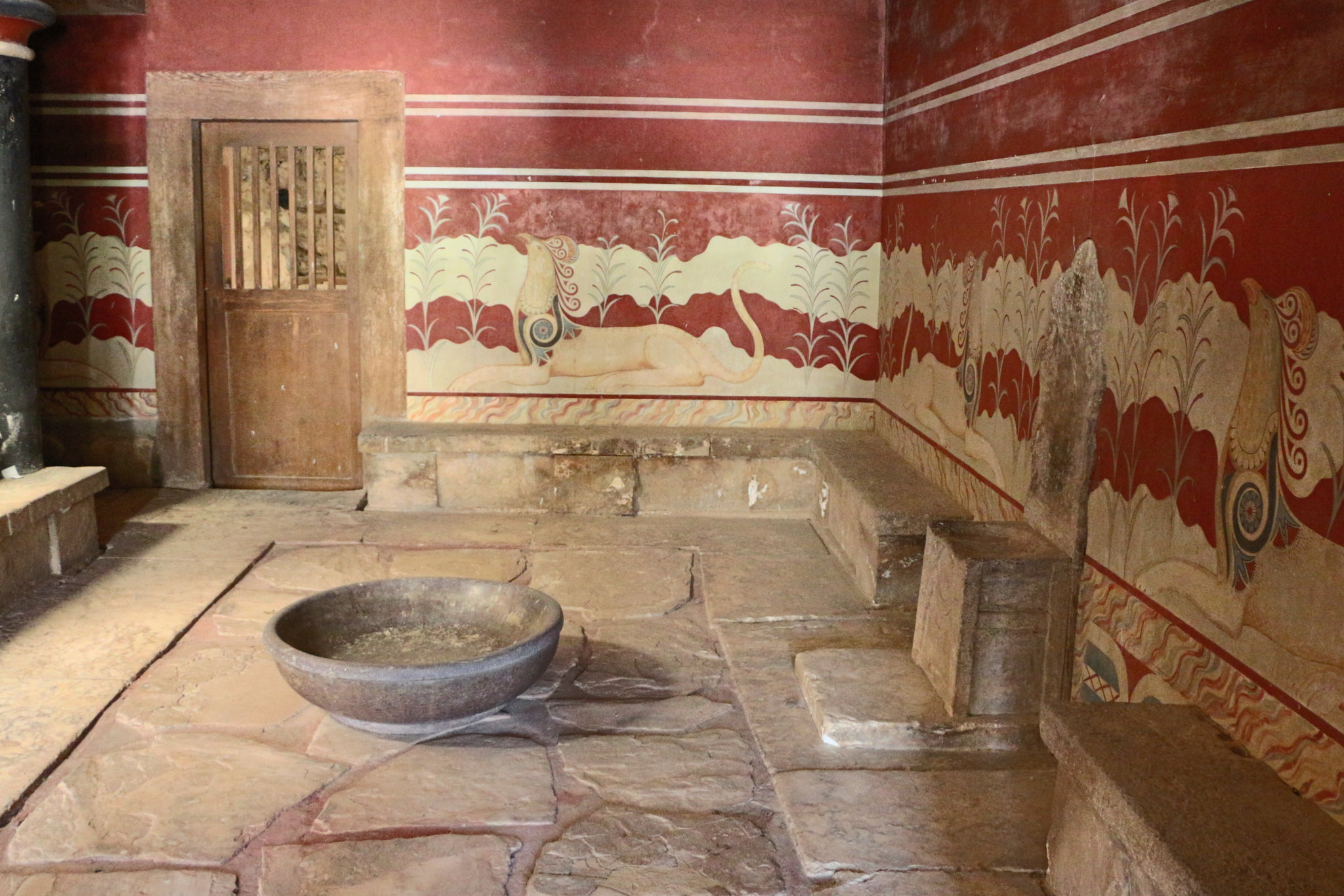 Minos’ Throne Room: Political Power and Fear (image credits: wikimedia)