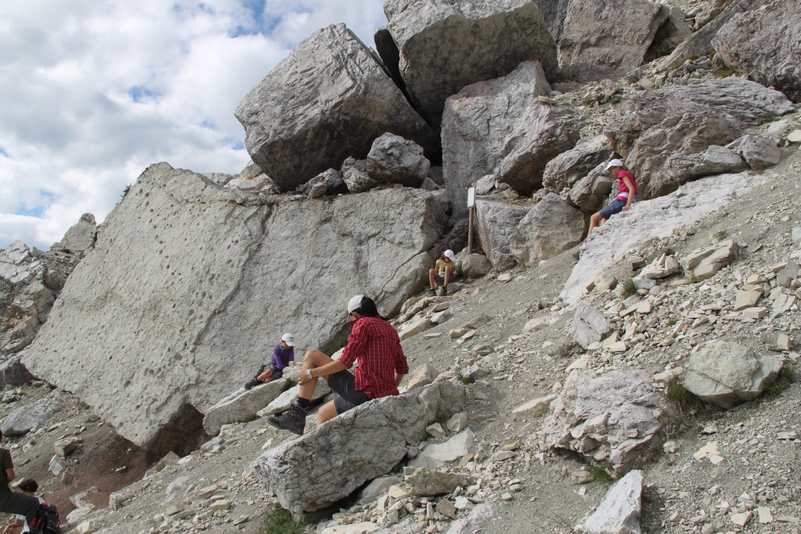 Roam Among Fossil Beds and Dinosaur Trails (image credits: wikimedia)