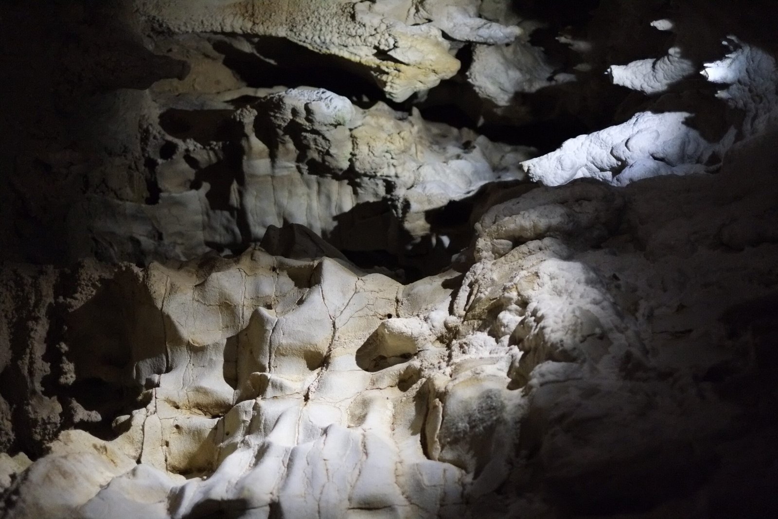 Experiencing the Caves: A Visitor’s Perspective (image credits: wikimedia)