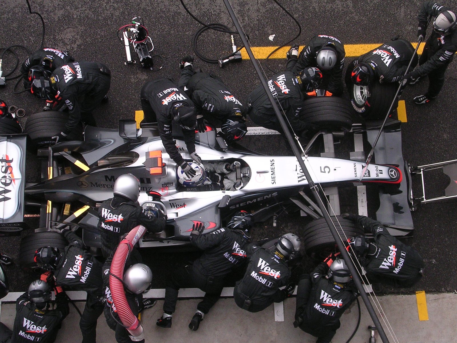The Crucial Role of Pit Crews in Managing Fatigue (image credits: wikimedia)