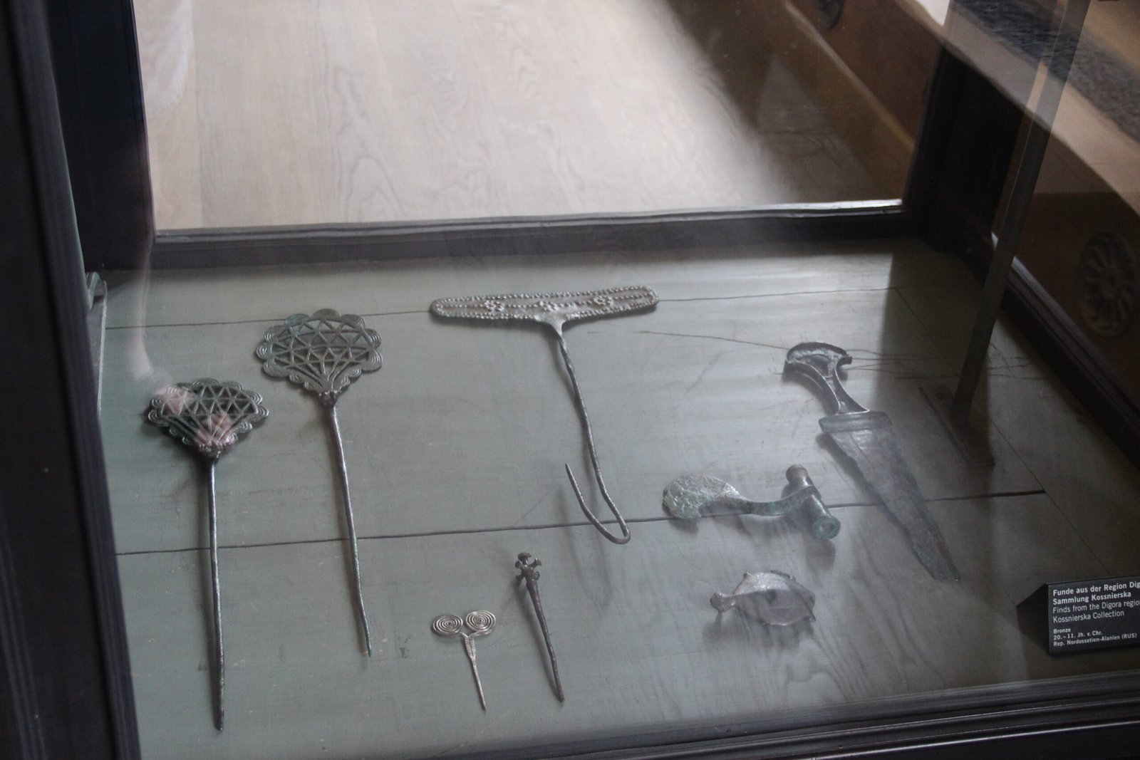 Jewelry and Art: Signs of Symbolic Thought (image credits: wikimedia)