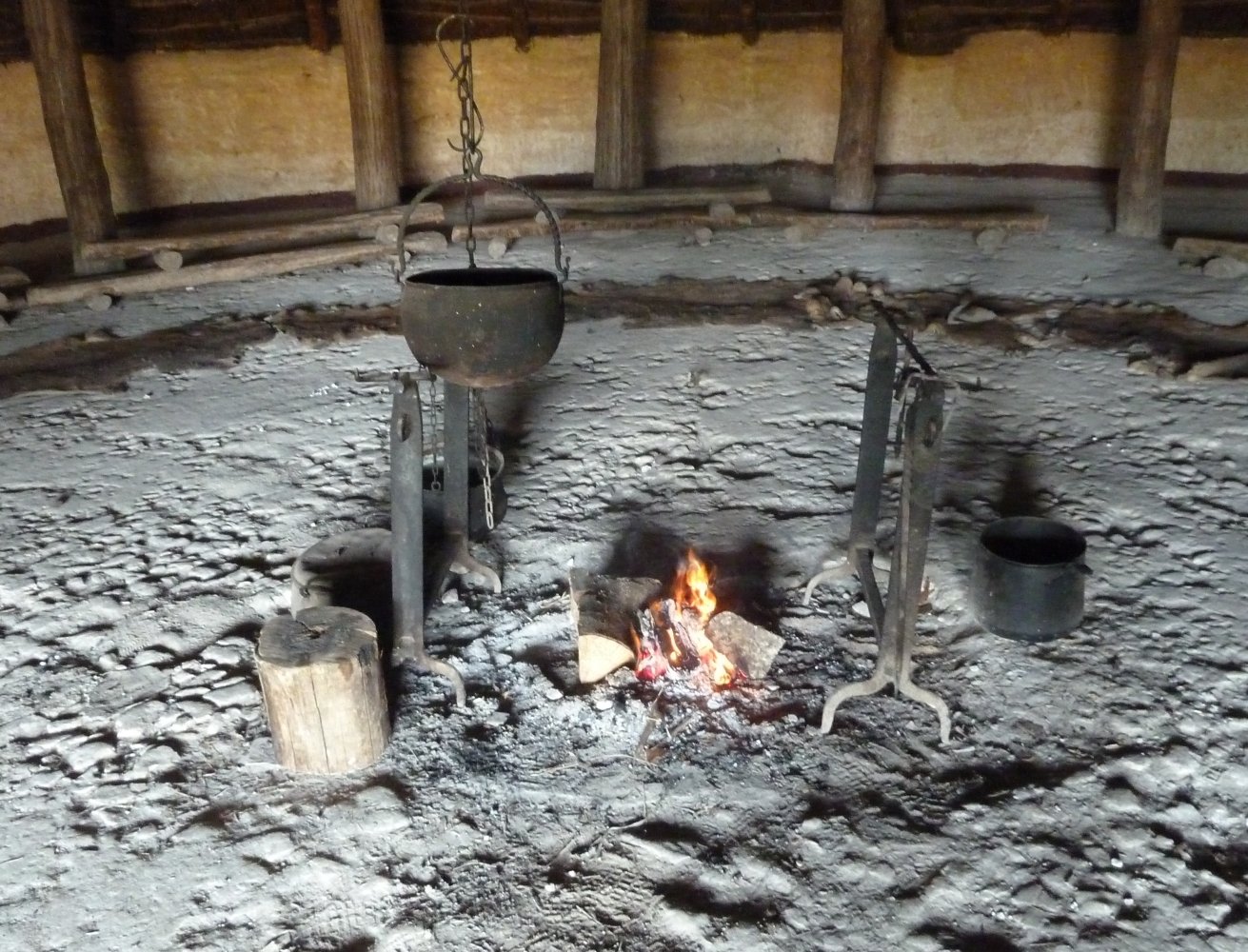 The Role of Fire: Hearths, Ash, and Warmth (image credits: wikimedia)