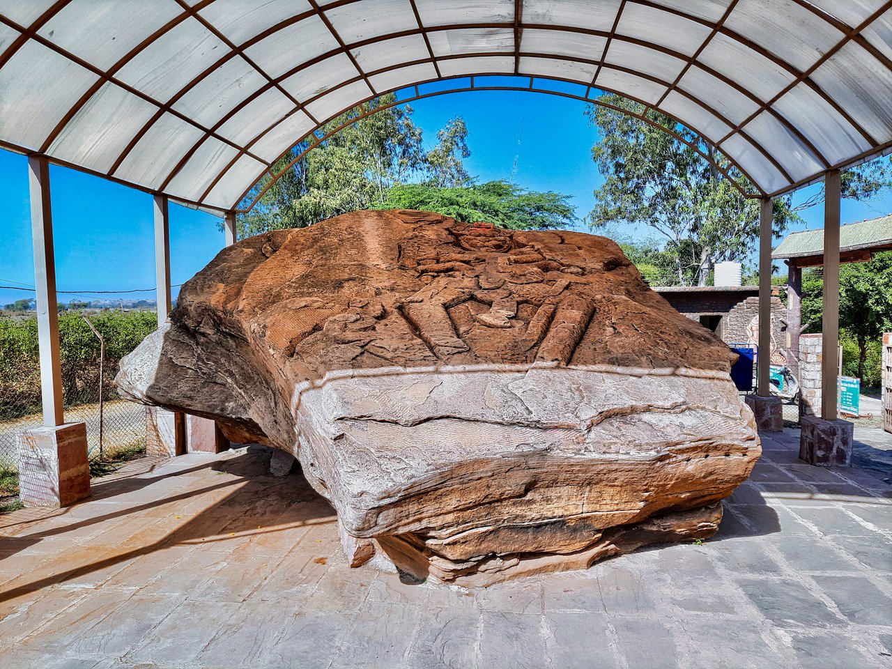 The Astonishing Weight of the Stones (image credits: wikimedia)