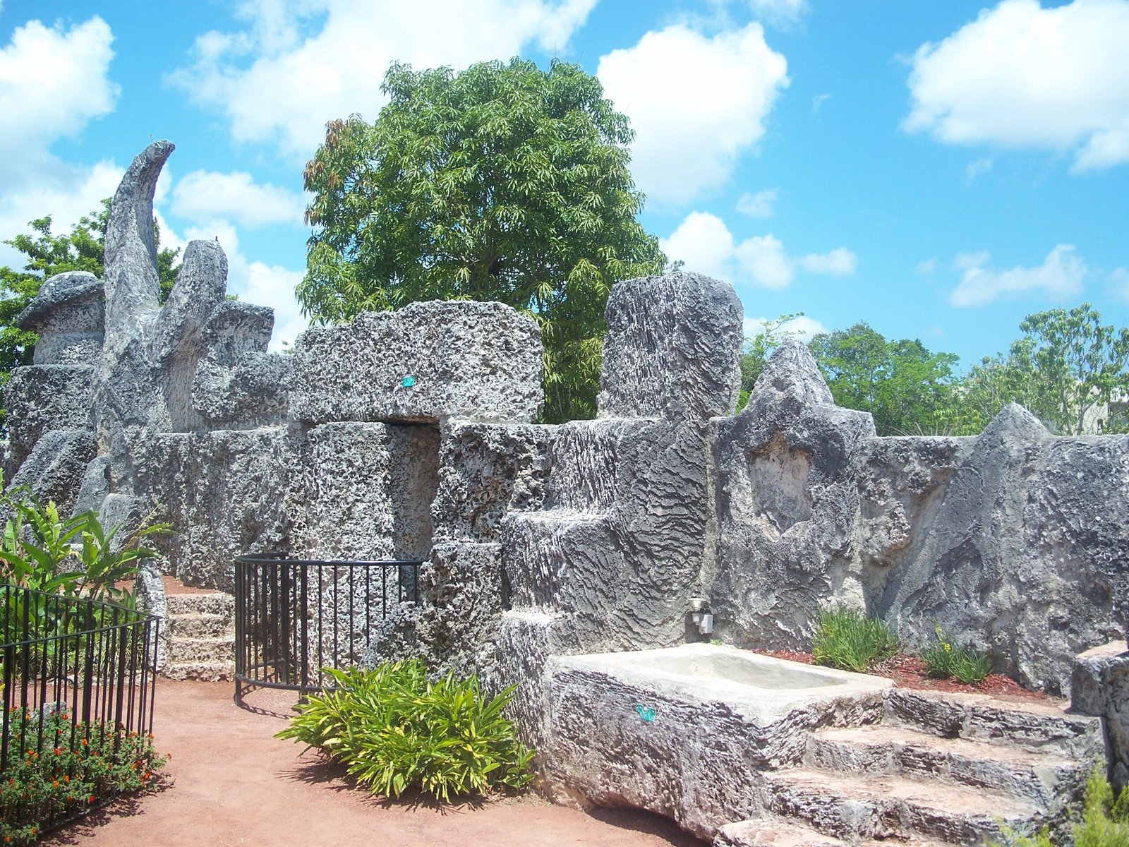 Legacy of the Coral Castle: A Monument to Human Potential (image credits: wikimedia)
