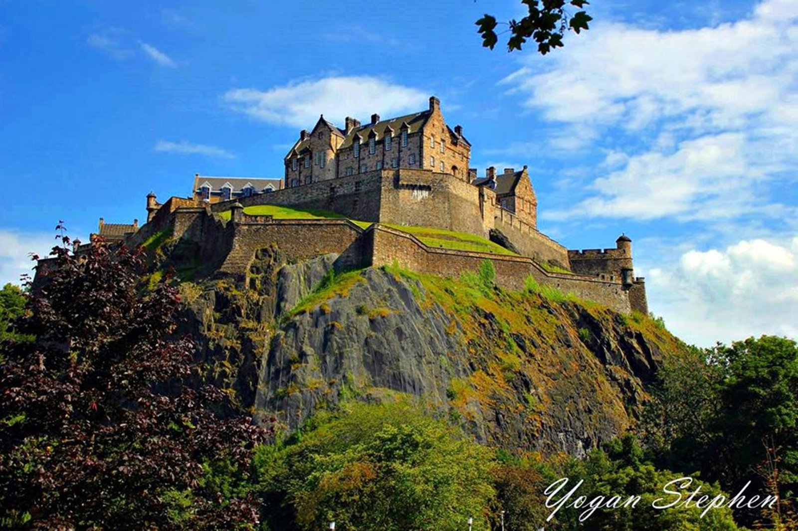 Castle Rock: Fortress on a Magma Plug (image credits: wikimedia)