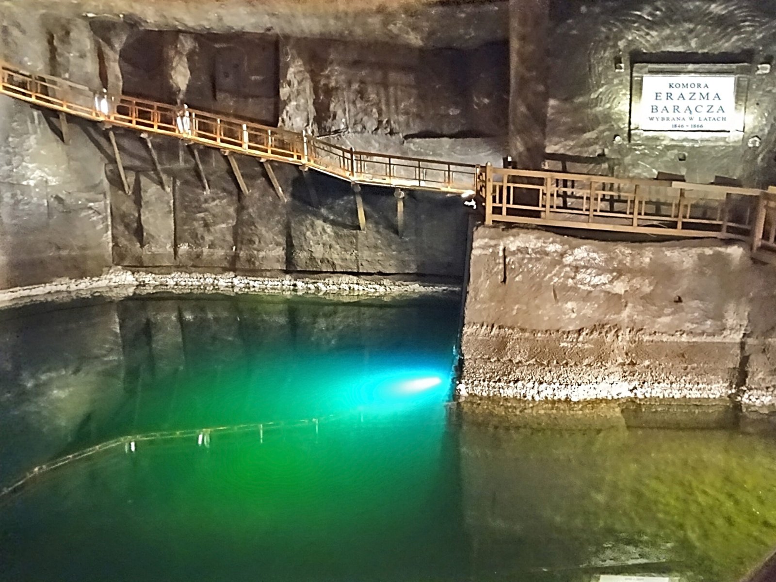 Underground Lakes: Silent Mirrors in the Deep (image credits: wikimedia)