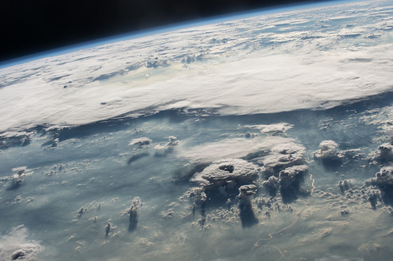 The Role of Water Vapor and Clouds (image credits: wikimedia)