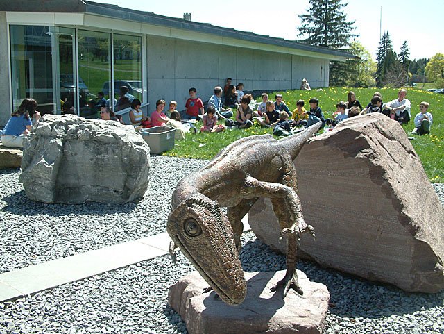 International Collaborations and Discoveries (image credits: wikimedia)