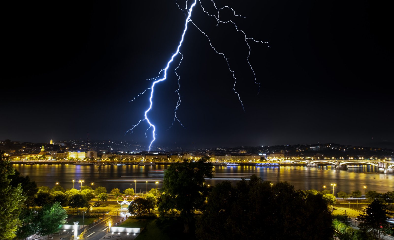 The Role of Soil and Moisture in Lightning’s Impact (image credits: wikimedia)