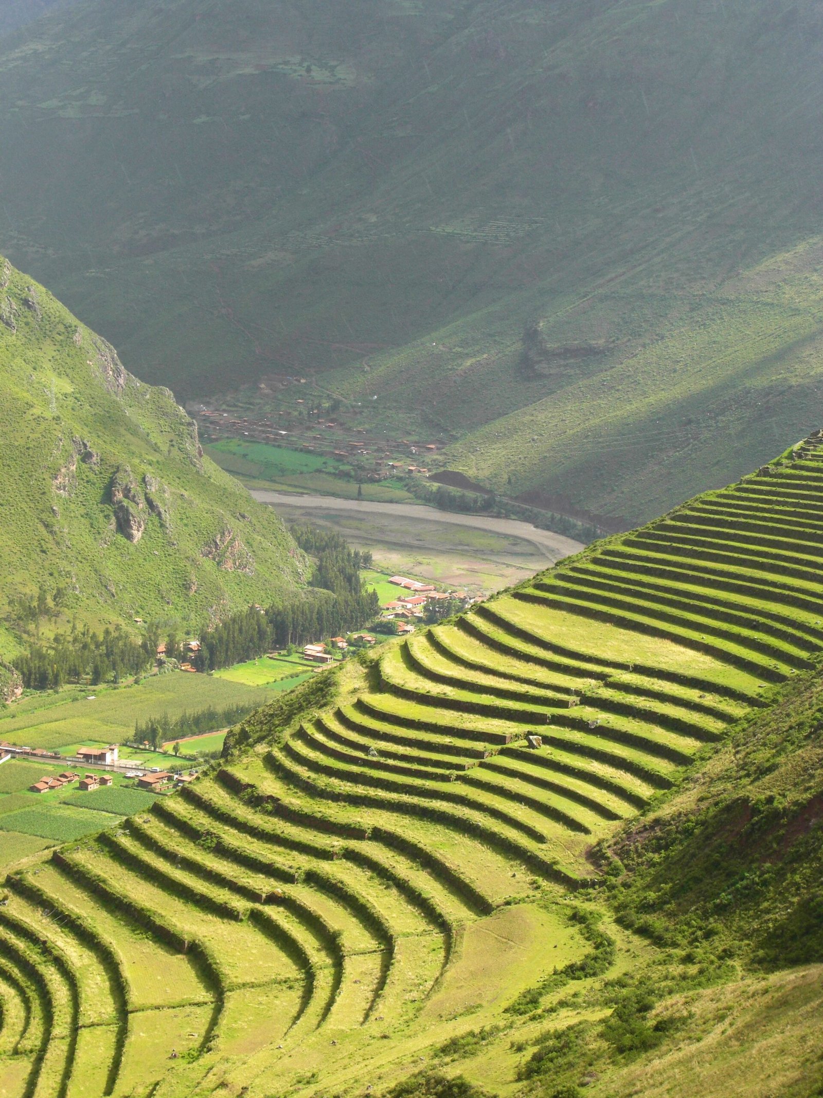 Adapting to the Landscape: Building with the Earth (image credits: wikimedia)
