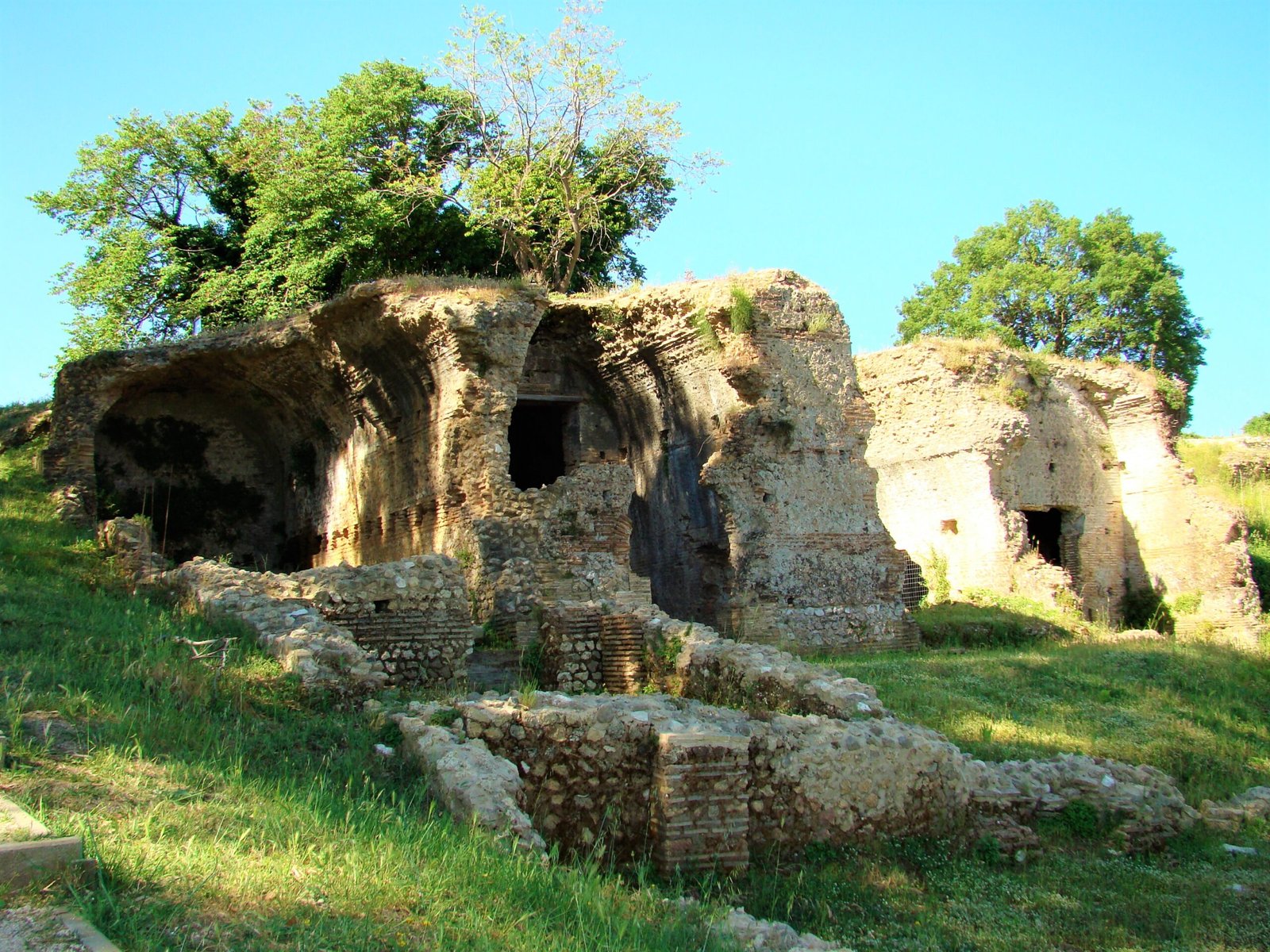 Subterranean Aqueducts: Lifelines of the City (image credits: wikimedia)