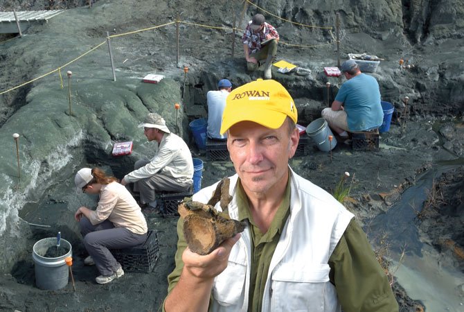 Paleontologists at Work: Digging for Clues (image credits: wikimedia)