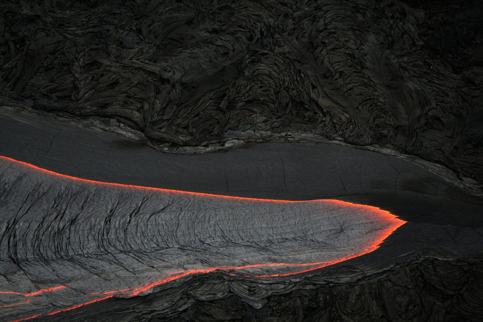 Lava Tubes and Rivers: The Beauty of Fluid Lava (image credits: wikimedia)